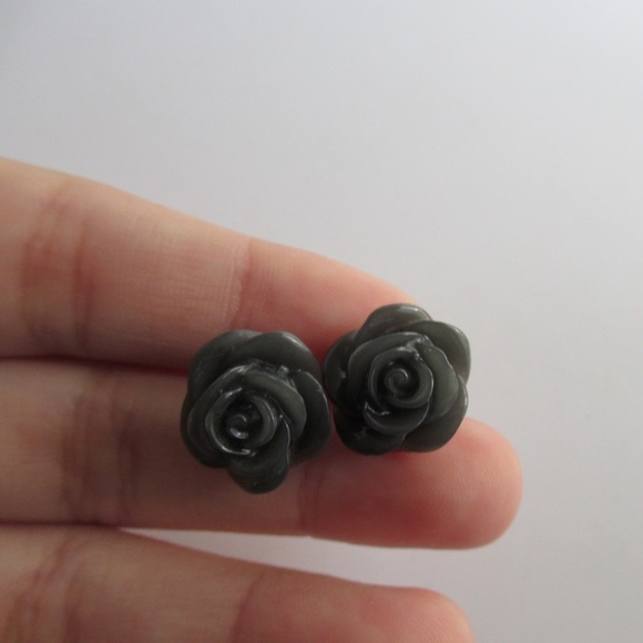 GRAY ROSE EARRINGS 🌹 - Picture 2 of 5